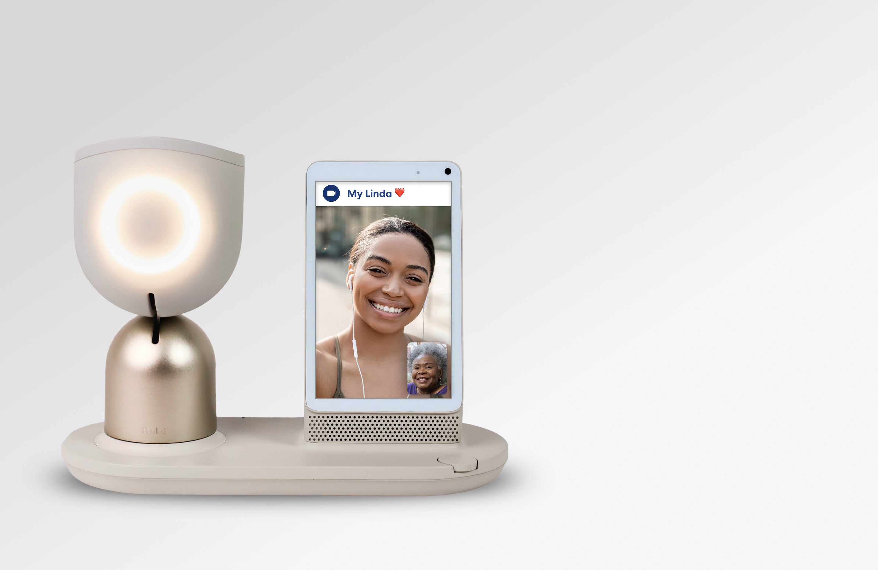 ElliQ et sa tablette posés sur leur socle, pendant un appel vidéo.